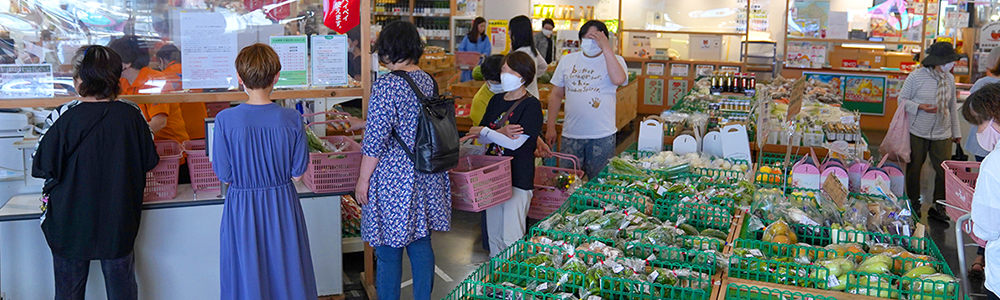 多くの人でにぎわう道の駅うすいの産直売り場